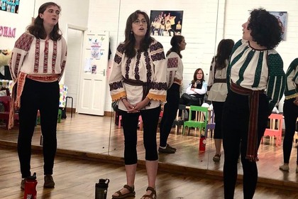 Американско трио пее български народни песни в Дъблин
